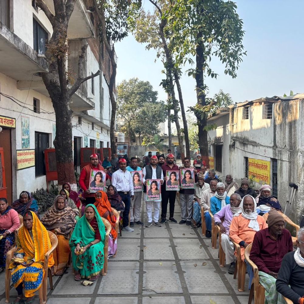 मैनपुरी में डिंपल यादव का जन्मदिन मना:समाजवादी यूथ फ्रंटल ने वृद्धाश्रम में किया कार्यक्रम, नारी शक्ति दिवस के रूप में मनाया
