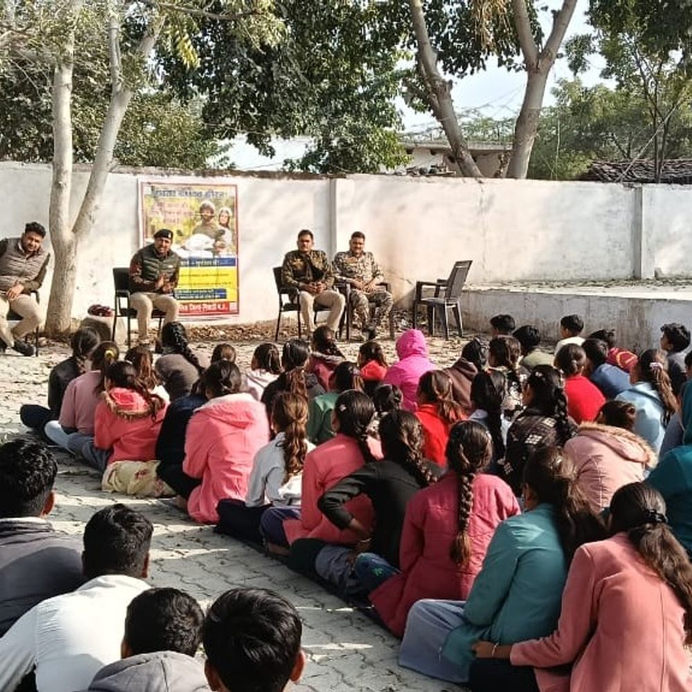 निवाड़ी एएसपी ने रेडियो से दिया सड़क सुरक्षा का संदेश:बोलीं- यातायात नियमों का पालन ही जीवन रक्षा; स्कूली बच्चों को बनाया सुरक्षा दूत