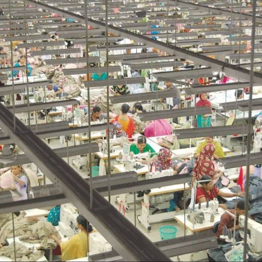 बांग्लादेश में 10 लाख नौकरी जाने का खतरा:टेक्सटाइल मालिकों की फैक्ट्रियां बंद करने की धमकी; भारतीय धागे पर टैक्स छूट खत्म करने की मांग