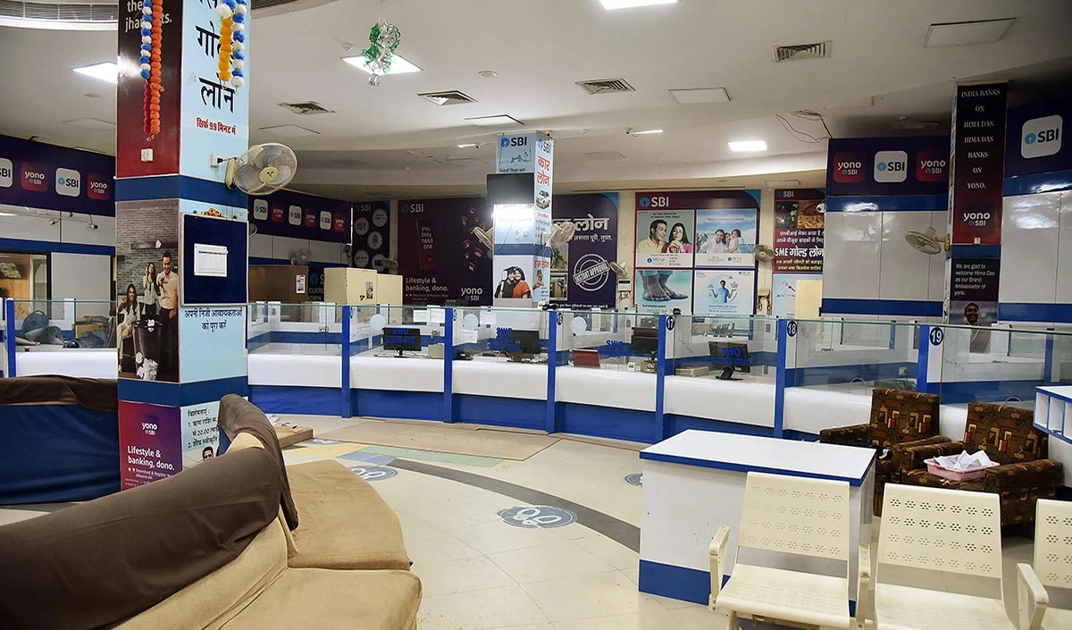 Prabhasakshi NewsRoom: सप्ताह में दो दिन के अवकाश की माँग को लेकर देशव्यापी बैंक हड़ताल, ग्राहक परेशान