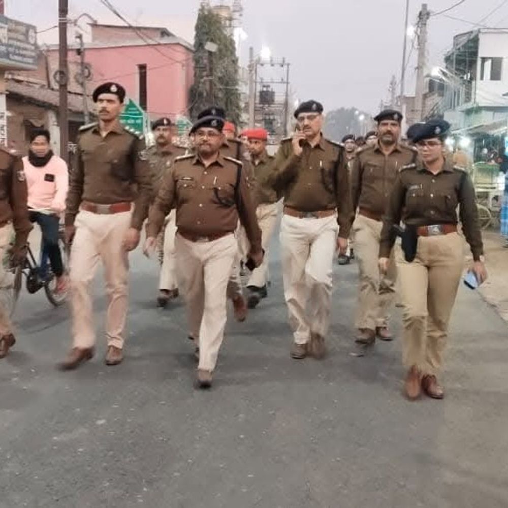 शांति, सौहार्द और कानून-व्यवस्था बनाए रखने को फ्लैग मार्च:खगड़िया में सरस्वती पूजा को लेकर पुलिस अलर्ट, कहा- संदिग्ध गतिविधि की सूचना दें