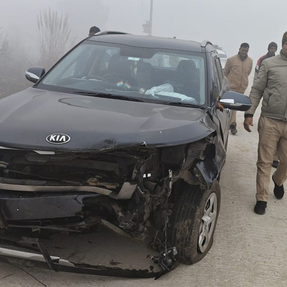 मऊ में हाईवे पर दो कारों की सामने से टक्कर:हादसे में 8 लोग घायल, पुलिस जांच में जुटी