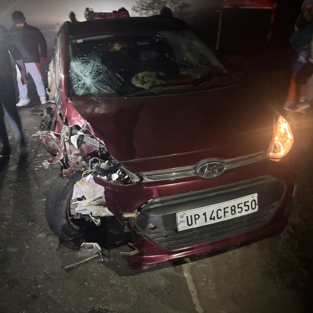 बाइक कार की टक्कर में एक की मौत:औरैया में दो गंभीर घायल, जालौन से लौट रहे थे कारीगर