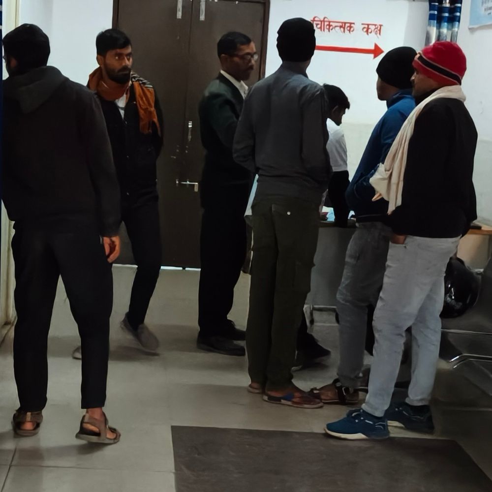 ट्रैक्टर की टक्कर में बाइक सवार गंभीर रूप से घायल:दांया पैर टूटा, अकबरपुर-तिलौथू सड़क पर हादसा