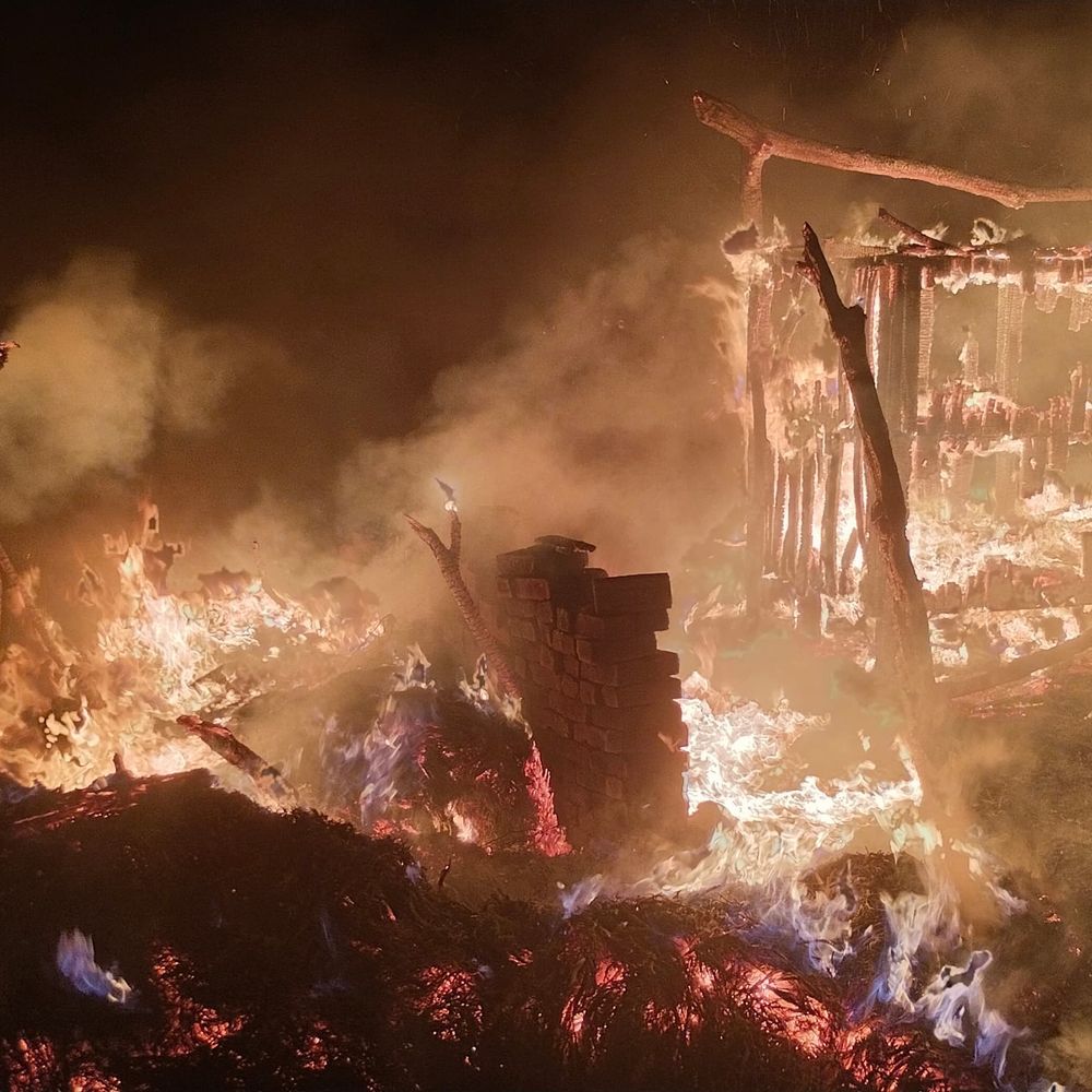 हरदोई में बाढ़ पीड़ित की झोपड़ी में आग:परिवार ने दो लोगों पर जानबूझकर आग लगाने का आरोप लगाया