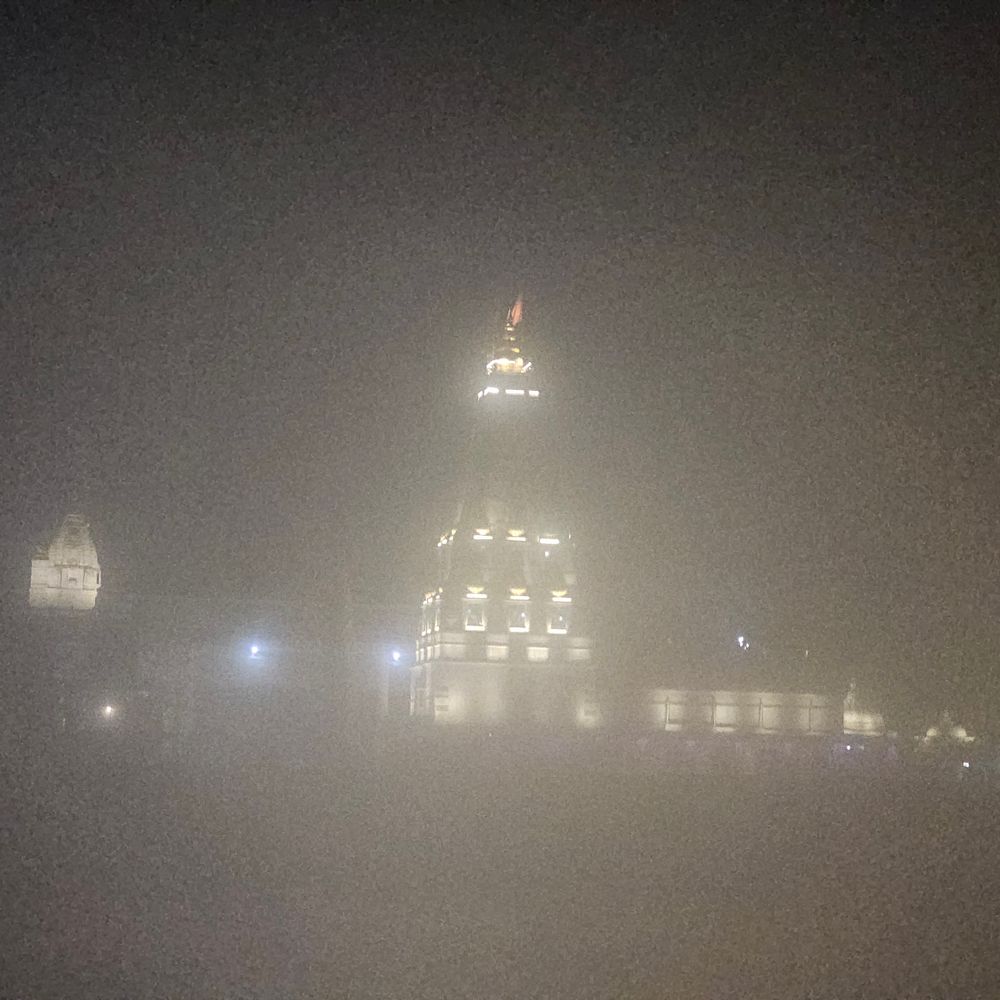 मंदसौर में शीतलहर, पारा 11 डिग्री पर पहुंचा:घने कोहरे से ट्रेनें लेट, जनजीवन प्रभावित, अलाव का सहारा ले रहे लोग