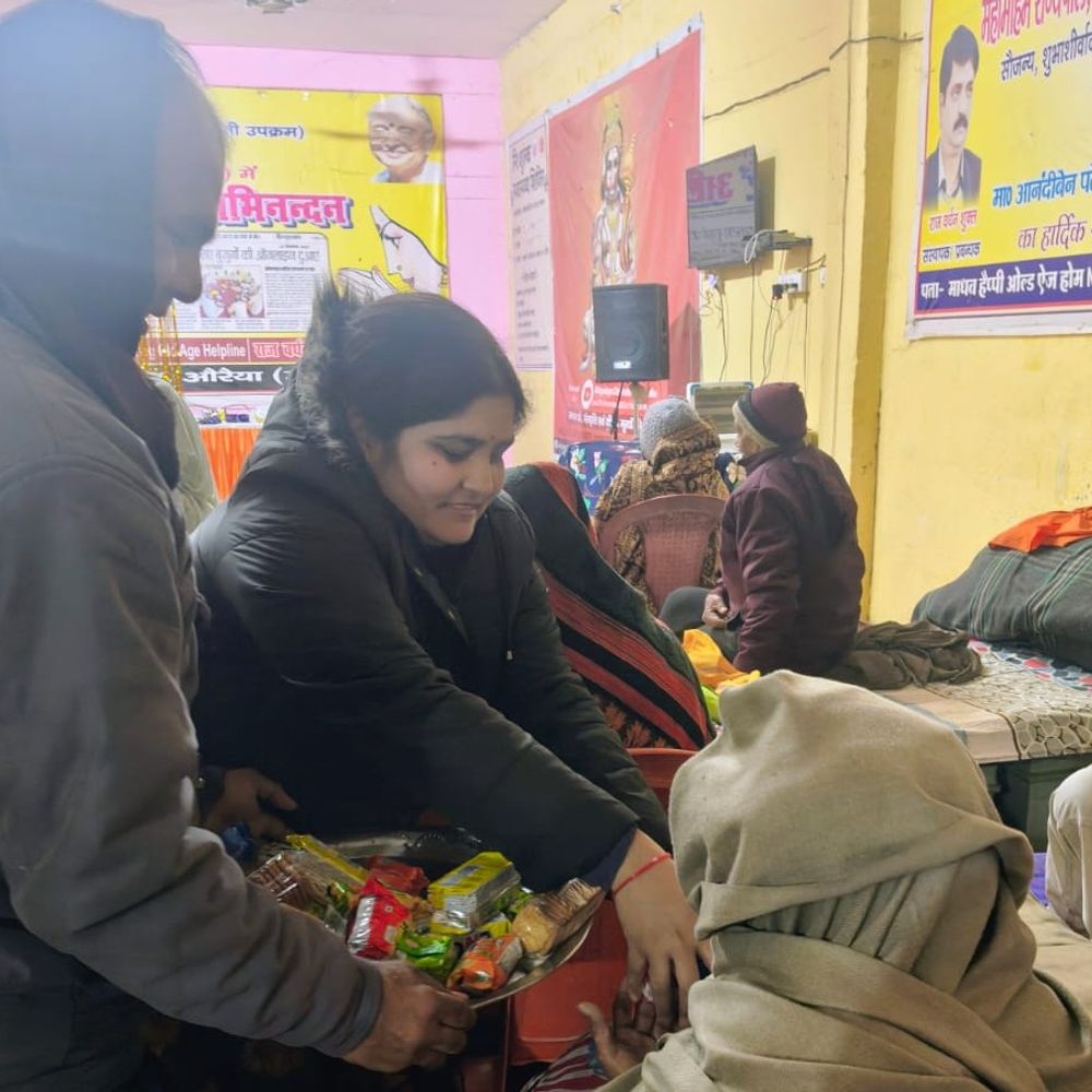 गेल डीएवी परिवार ने वृद्ध आश्रम में सेवा कार्यक्रम किया:वृद्धजनों का मनोरंजन किया, छात्रों ने उपयोगी वस्तुएं भेंट कीं