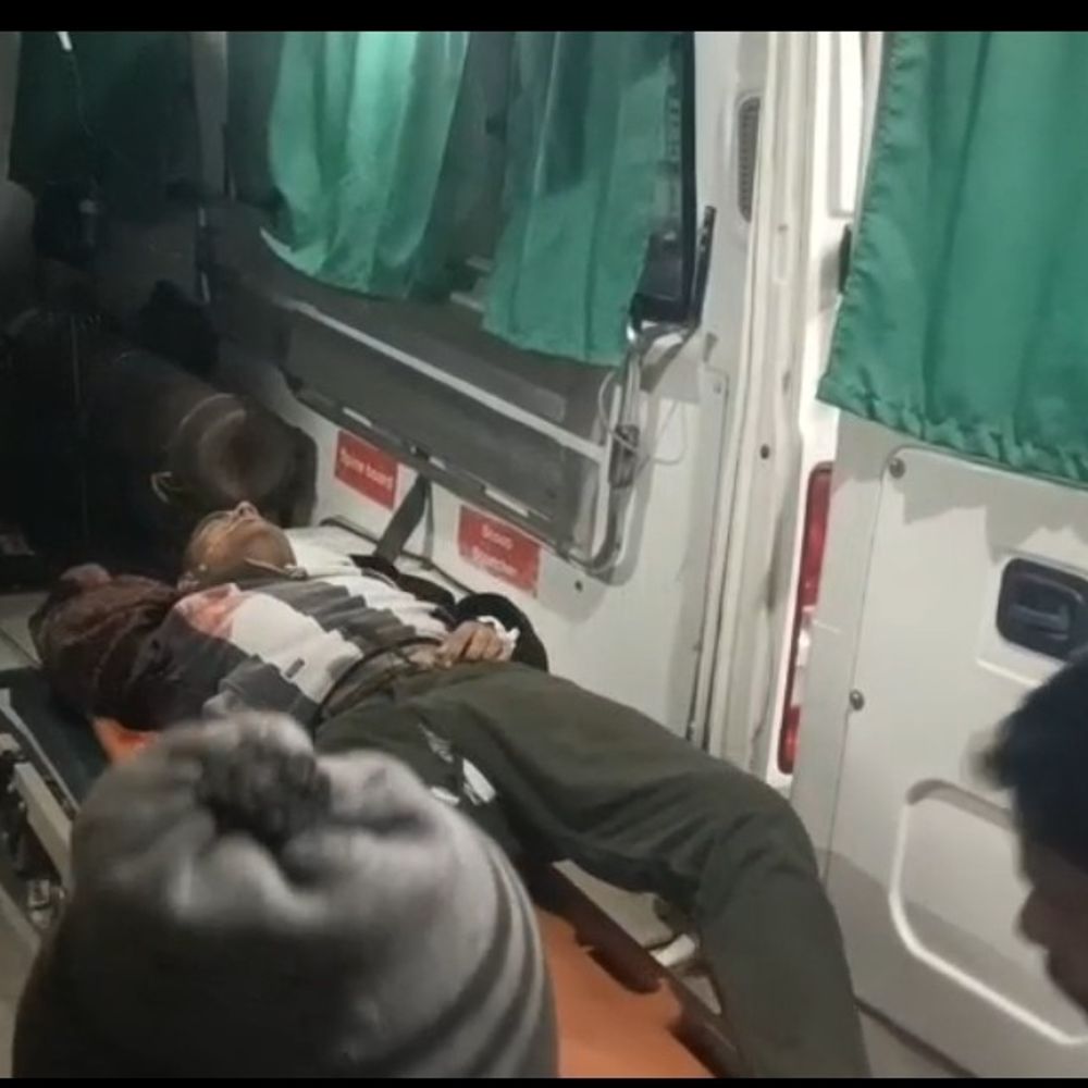 डंपर की टक्कर से पिता-पुत्र की मौत:बहराइच में बाइक सवार एक अन्य घायल, वाहन समेत चालक फरार