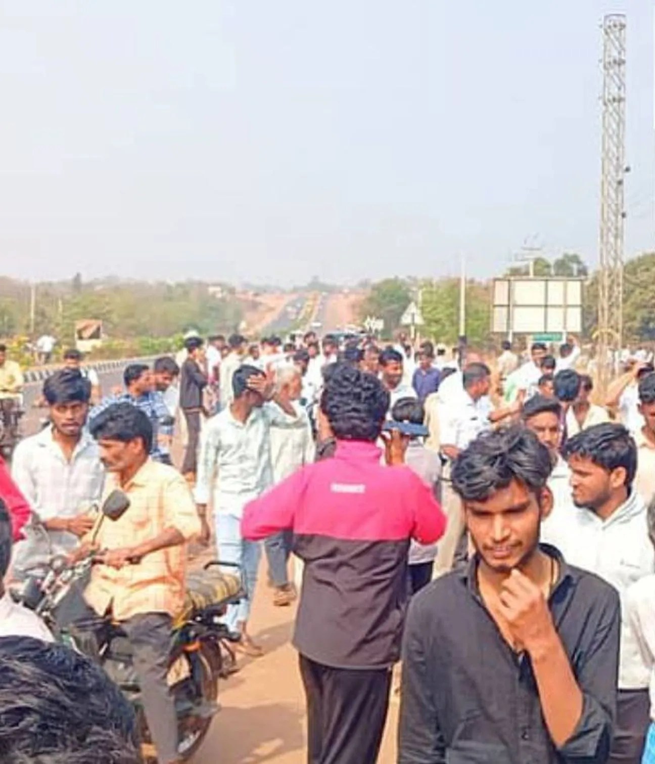 रहस्यमय विस्फोट, आठ लोग घायल, दो की हालत गंभीर