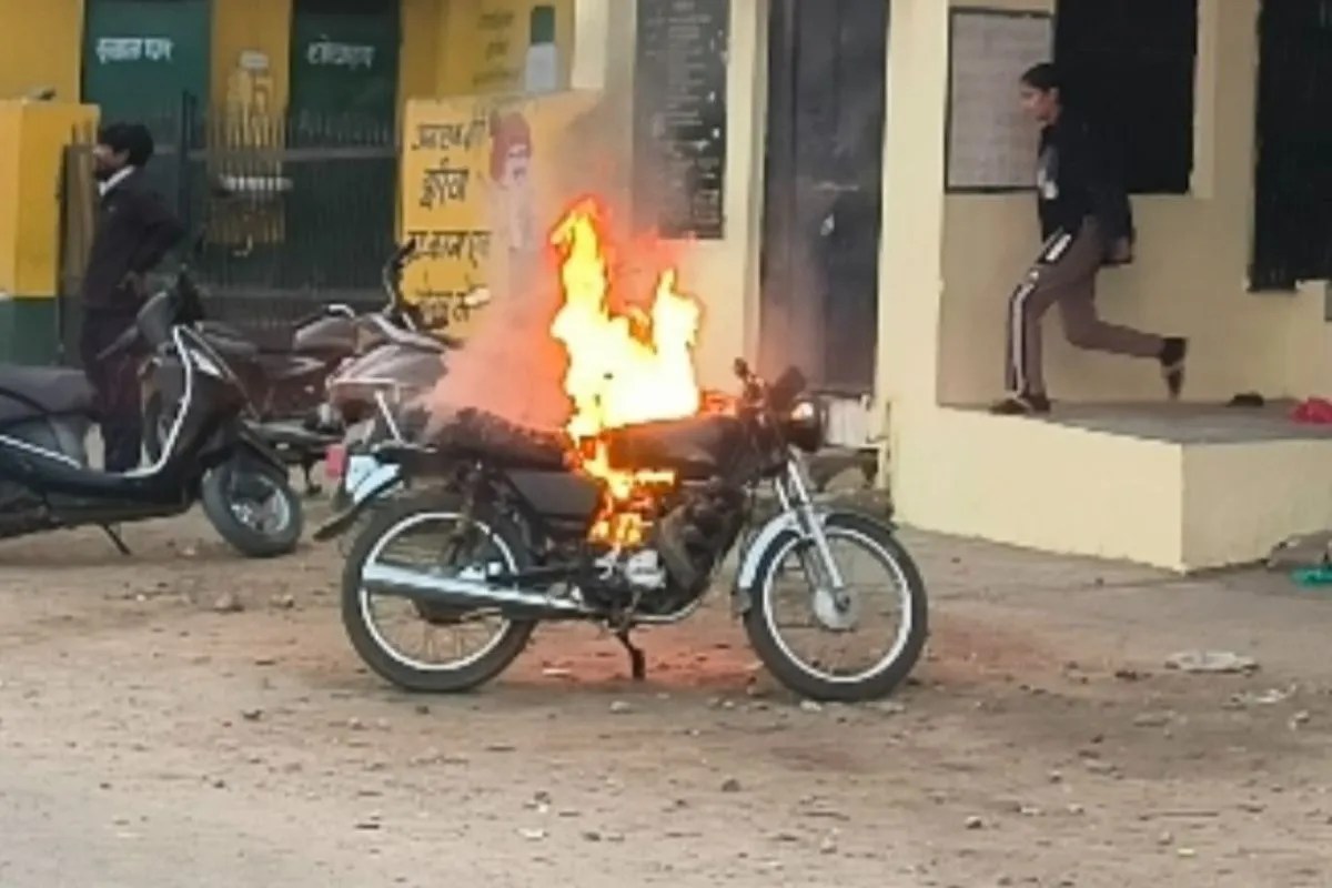 उदयपुर: खाद न मिलने से हताश किसान का फूटा गुस्सा, खुद की बाइक में लगाई आग