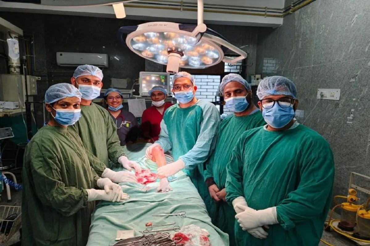 सिम्स के डॉक्टरों का कमाल…पहली बार 5 साल के मासूम का ‘हैबिचुअल पटेला डिस्लोकेशन’ का सफल ऑपरेशन, जानें