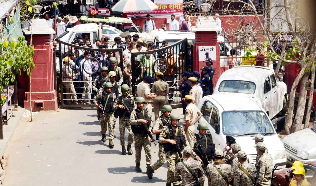 स्कूली सुरक्षा पर संकट: अहमदाबाद और नोएडा के कई प्रतिष्ठित स्कूलों को बम से उड़ाने की धमकी, जांच जारी