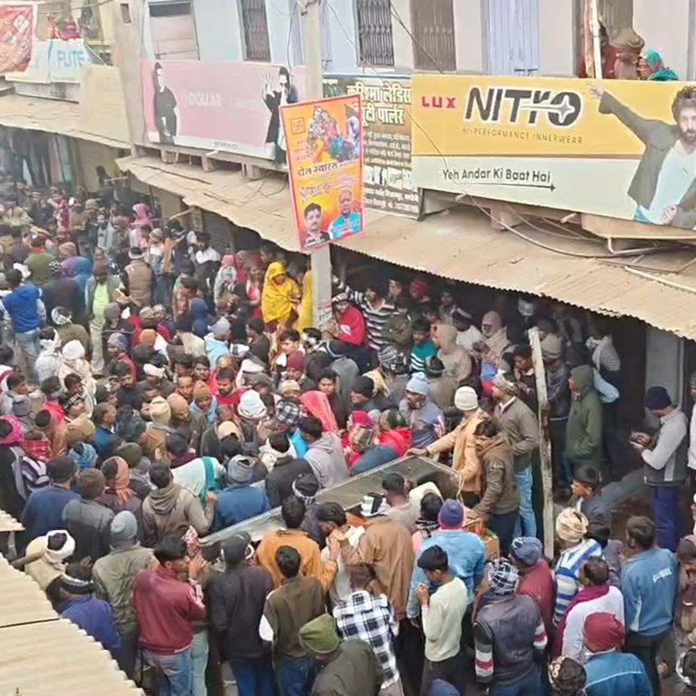 शिवपुरी के मगरौनी में किराने की दुकान में आग:फायर ब्रिगेड की देरी पर लोगों ने किया चक्काजाम