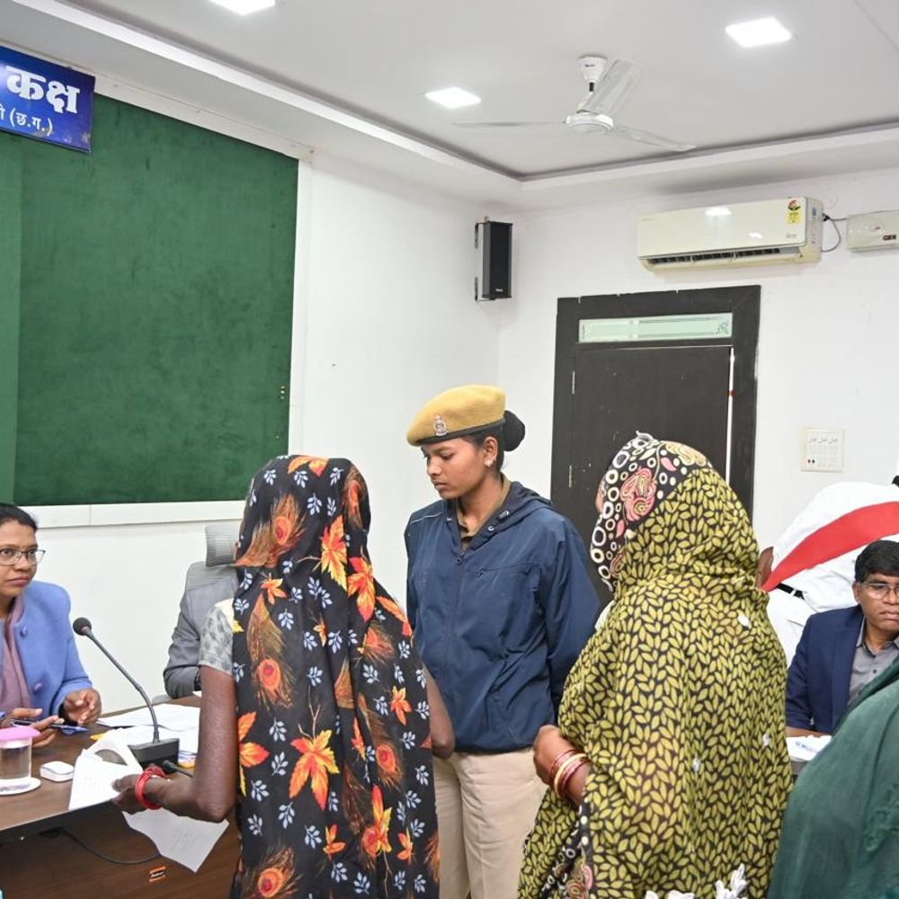 GPM कलेक्टर ने साप्ताहिक बैठक ली:जन शिकायतों के समाधान और उपकरण वितरण पर जोर दिया, राजस्व-पंचायत विभाग के ज्यादातर आवेदन