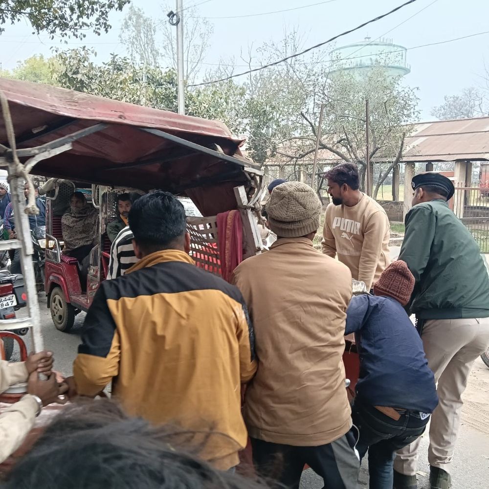 बक्सर में सरकारी स्कॉर्पियो ने ई-रिक्शा को मारी टक्कर:दो घायल, ड्राइवर फरार, 100 की रफ्तार का आरोप, जांच में जुटी पुलिस