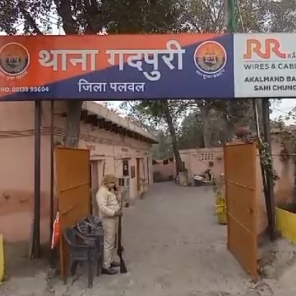 पलवल में पति-पत्नी पर हमला, दोनों घायल हुए:बोले- मकान पर कब्जे का प्रयास किया; 7 नामजद समेत 15 पर केस दर्ज