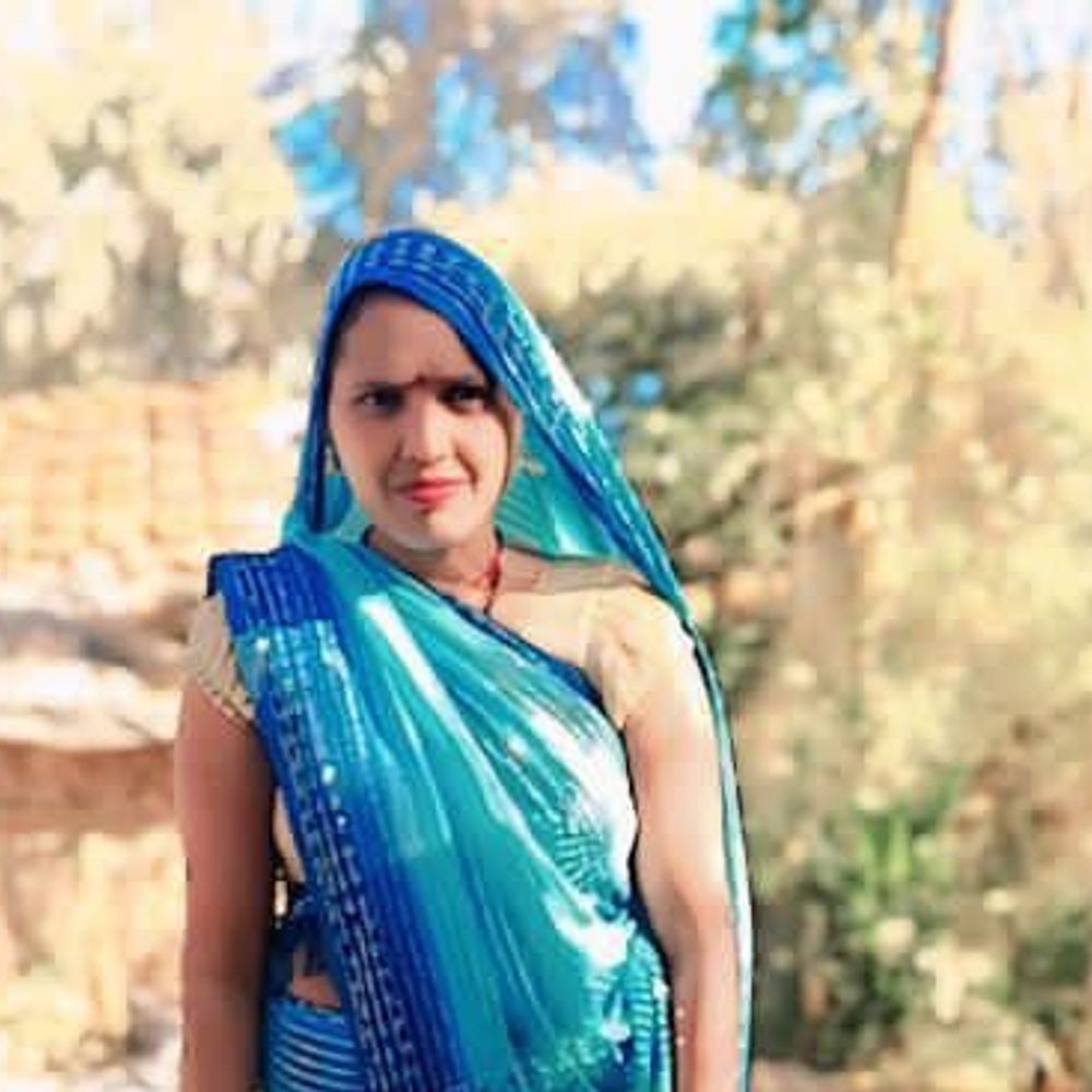 महिला के ऊपर चढ़ा ट्रक, मौत:छतरपुर में दंपती की बाइक में टकराया; पति साइड में गिरा, घटना का VIDEO