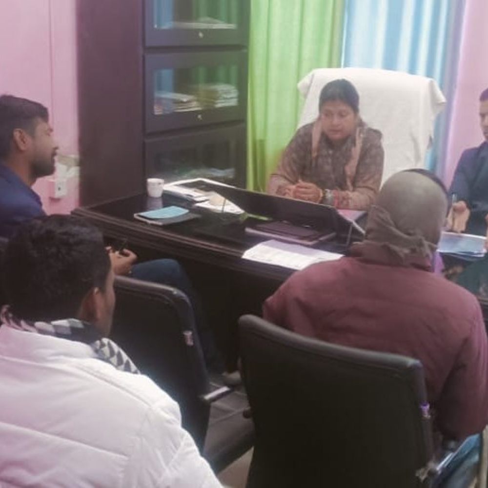 रजौन में स्वच्छता और आवास योजनाओं की समीक्षा बैठक:लापरवाही पर सख्त चेतावनी, स्वच्छ भारत मिशन फंड उपयोग पर जोर