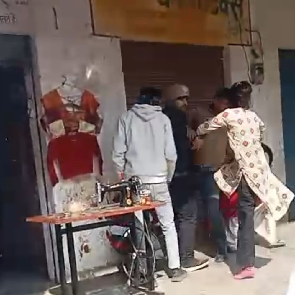 दुकानों के मालिकाना हक पर महिलाओं में मारपीट:एटा से वीडियो सामने आया, पुलिस कर रही मामले की जांच