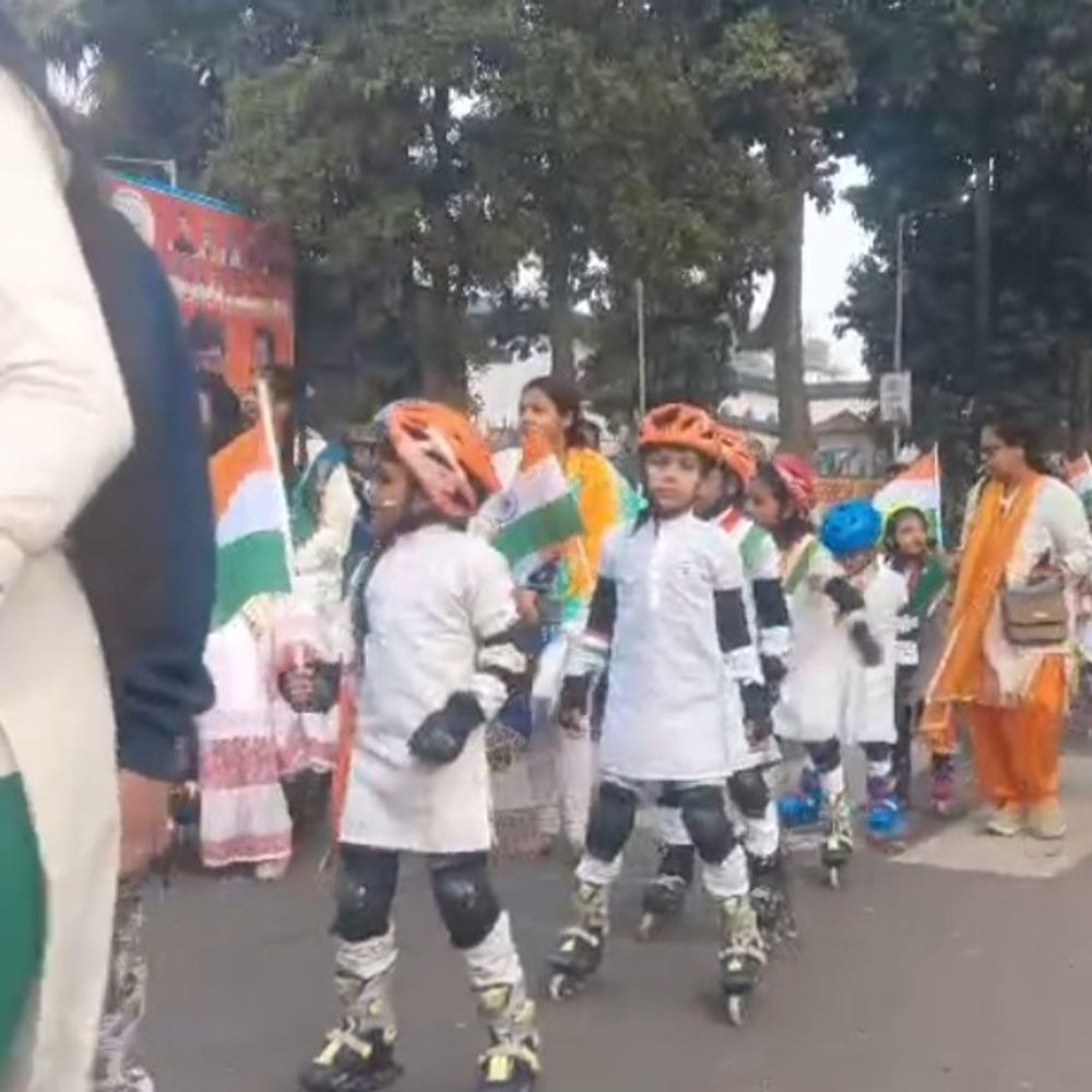 भागलपुर में गणतंत्र दिवस पर बच्चों ने की स्केटिंग:हाथों में तिरंगा लिए सड़कों पर निकले नन्हे देशभक्त