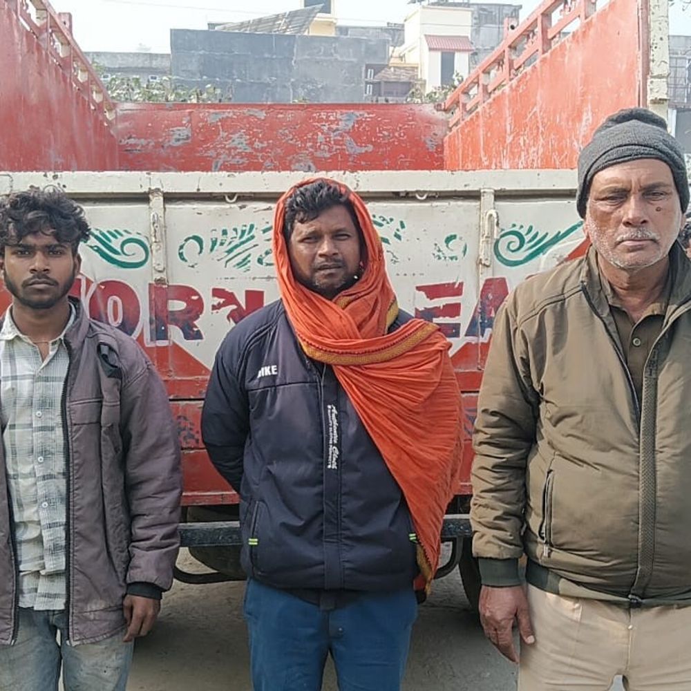 गोपालगंज में लापता किशोरी का शव पेड़ से लटका मिला:परिजन हत्या की आशंका जता रहे, पुलिस जांच में जुटी