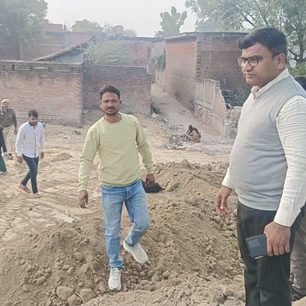 एसडीएम ने मौके पर जेसीबी मंगवाकर रास्ता बनवाया:मऊ की अनुसूचित जाति बस्ती को 50 साल बाद मिली राहत, दिया धन्यवाद