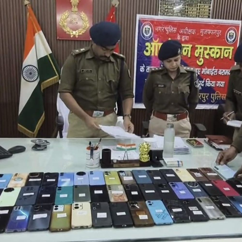 मुजफ्फरपुर पुलिस ने 51 खोए मोबाइल लौटाए:’ऑपरेशन मुस्कान’ के तहत मालिकों को सौंपे फोन, लोग बोले- मैंने उम्मीद छोड़ दी थी