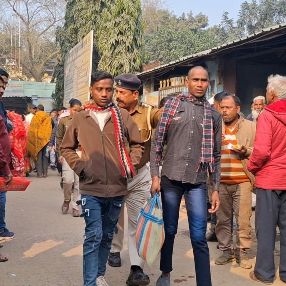 रजिस्ट्री कार्यालय में दो पॉकेटमार रंगे हाथ दबोचे गए:डायल 112 टीम ने त्वरित कार्रवाई कर हिरासत में लिया