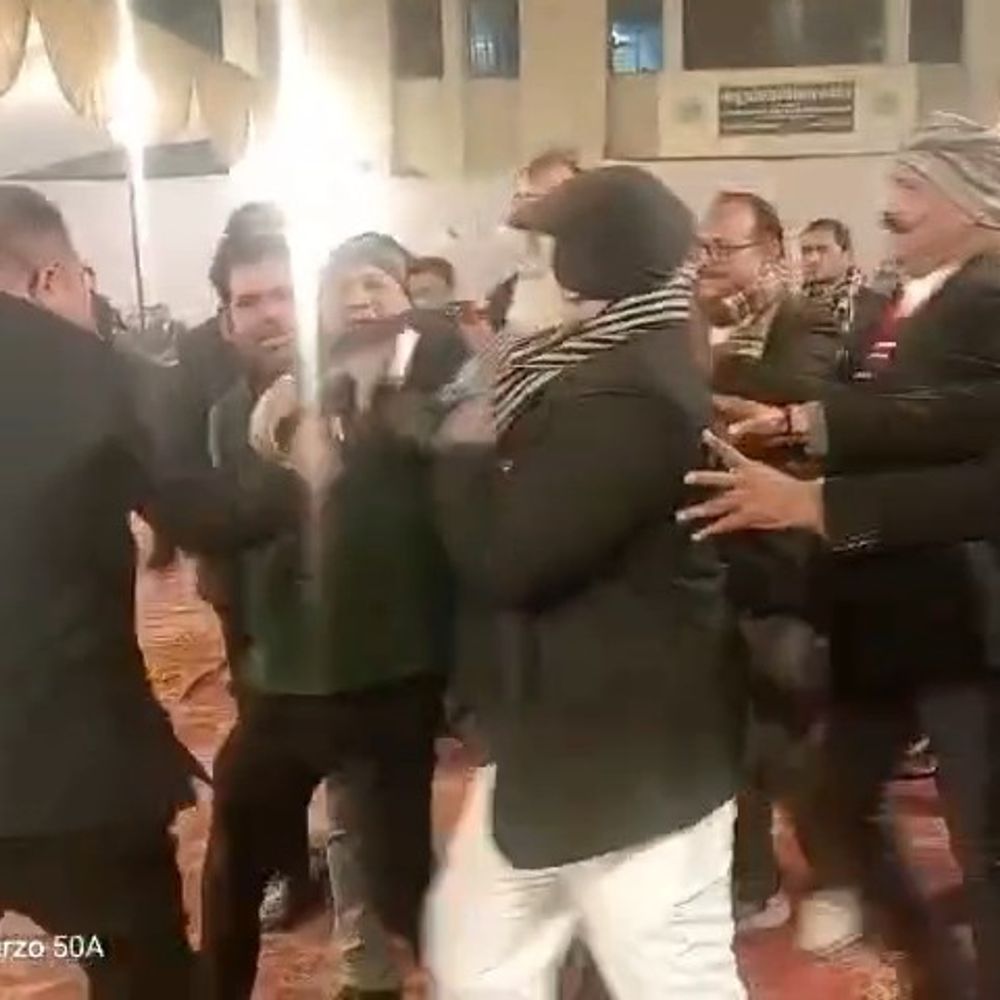 बार एसोसिएशन चुनाव काउंटिंग में हंगामा:वकीलों के दो गुटों में चले लात-घूंसे, वीडियो वायरल