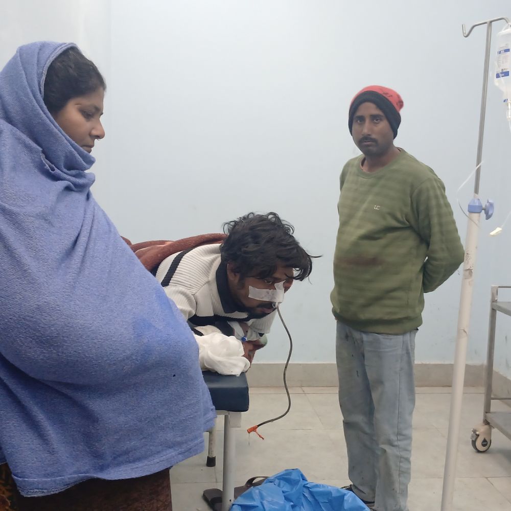 कर्ज से परेशान युवक ने खाया जहर, हालत गंभीर:गोपालगंज में मां के इलाज के लिए लिया था 50 हजार उधार, 5 लाख दे चुका ब्याज