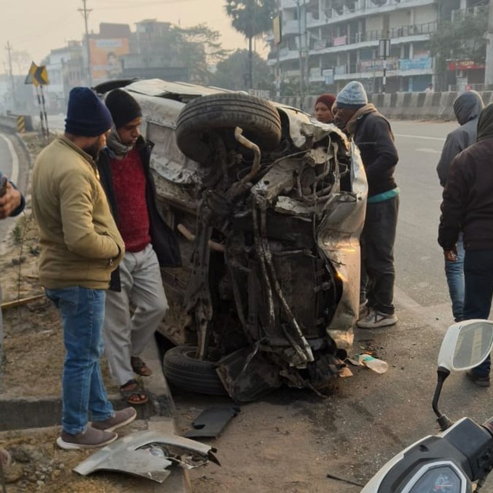 कोडरमा NH -20 पर भीषण सड़क हादसा:डिवाइडर से टकराकर कार पलटी, दो युवक घायल, हजारीबाग की ओर जा रही थी