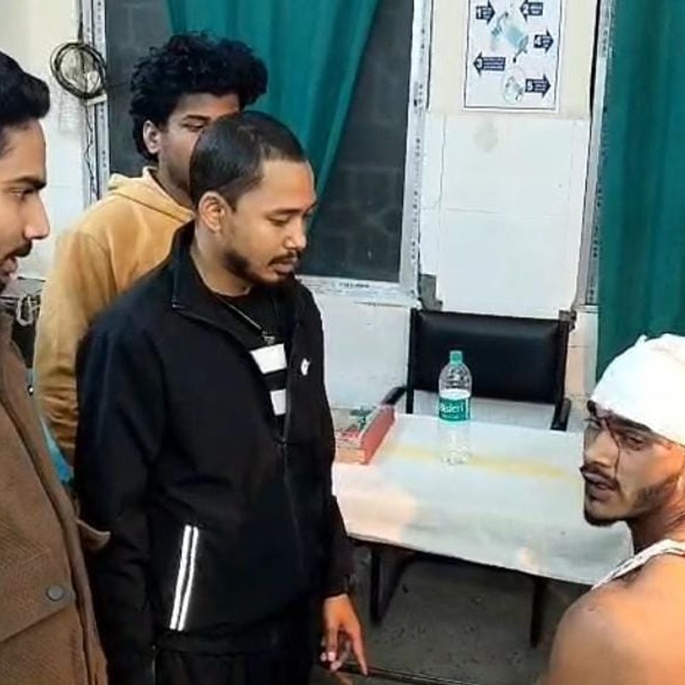 किशनगंज में बाइक पार्किंग विवाद, दर्जनों युवक भिड़े:पुरानी रंजिश के चलते मारपीट, एक युवक घायल अस्पताल में भर्ती