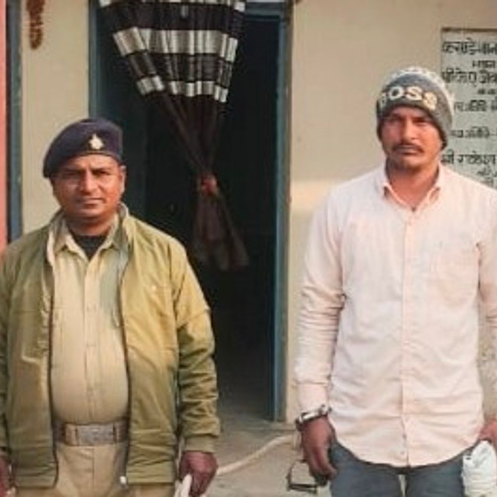 जानलेवा हमले का फरार आरोपी अरेस्ट:दोस्तों संग जश्न मनाते पकड़ा गया, रंगदारी-आर्म्स एक्ट में मामले दर्ज