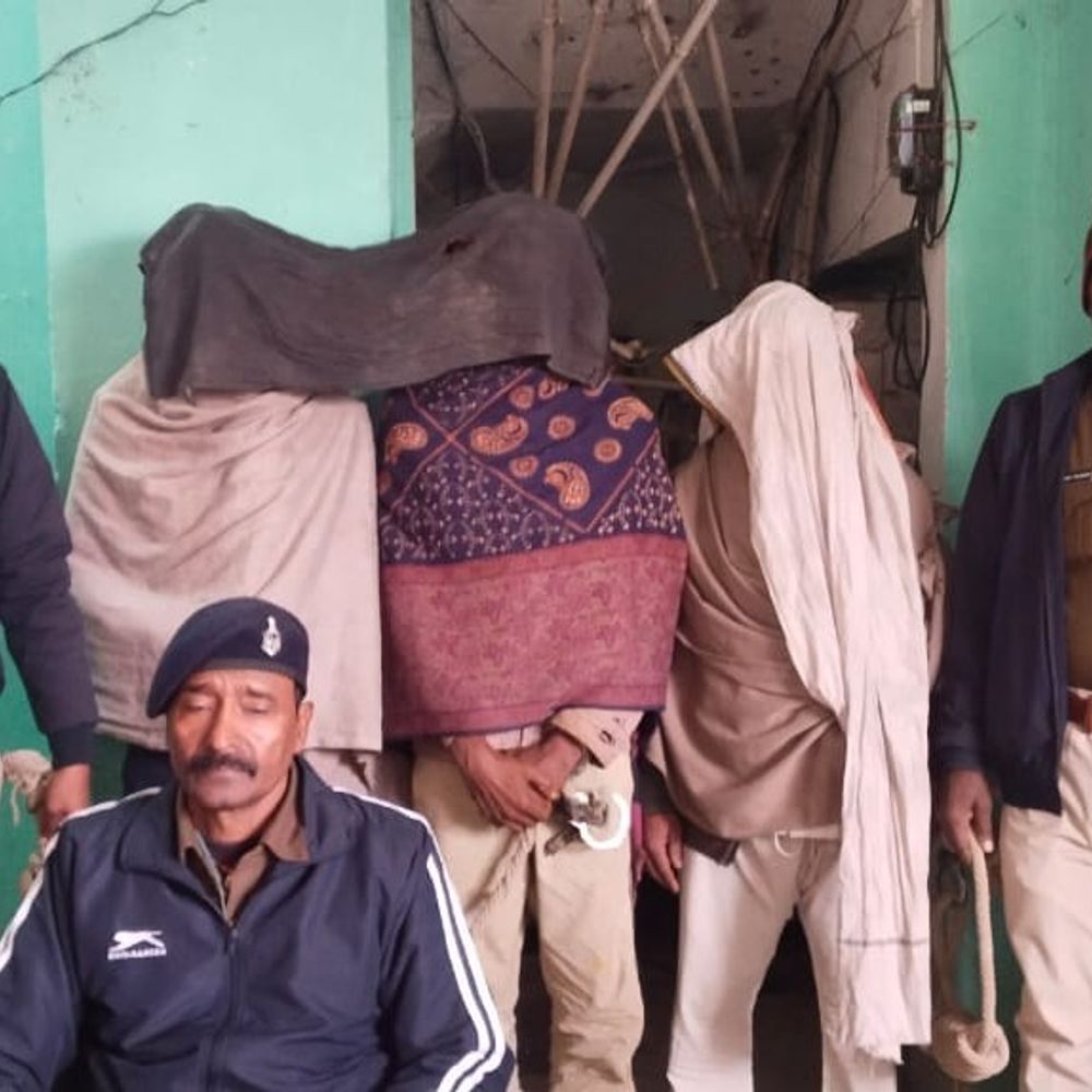 कोंच पुलिस ने तीन वारंटियों को गिरफ्तार किया:विभिन्न मामलों में लंबे समय से फरार चल रहे थे, छापेमारी में पकड़े गए