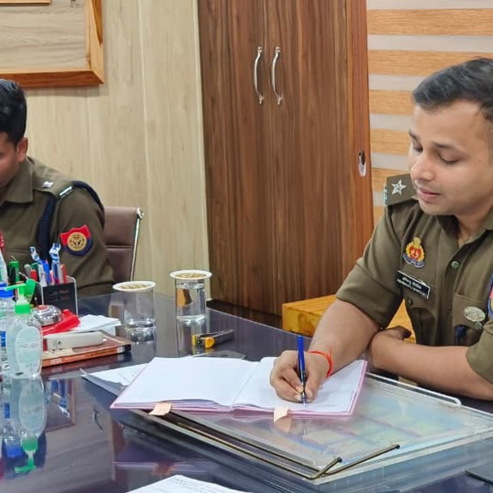 भदोही एसपी ने नकबजनी रजिस्टर का निरीक्षण किया:पुलिसकर्मियों को प्रभावी कार्यशैली के लिए दिए आवश्यक निर्देश