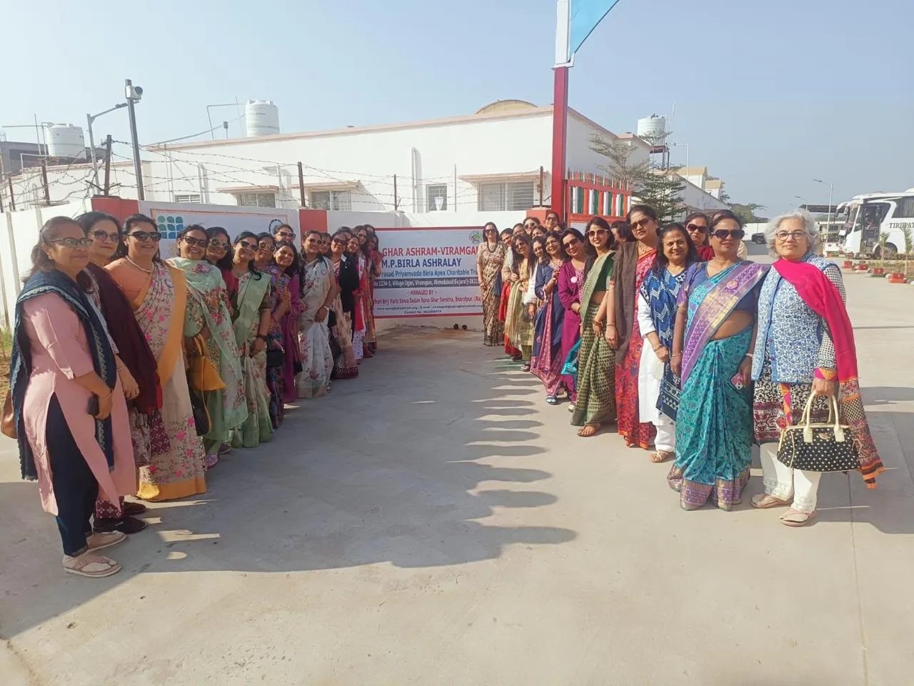 अपना घर आश्रम में रहने वालों को बांटा जरूरत का सामान