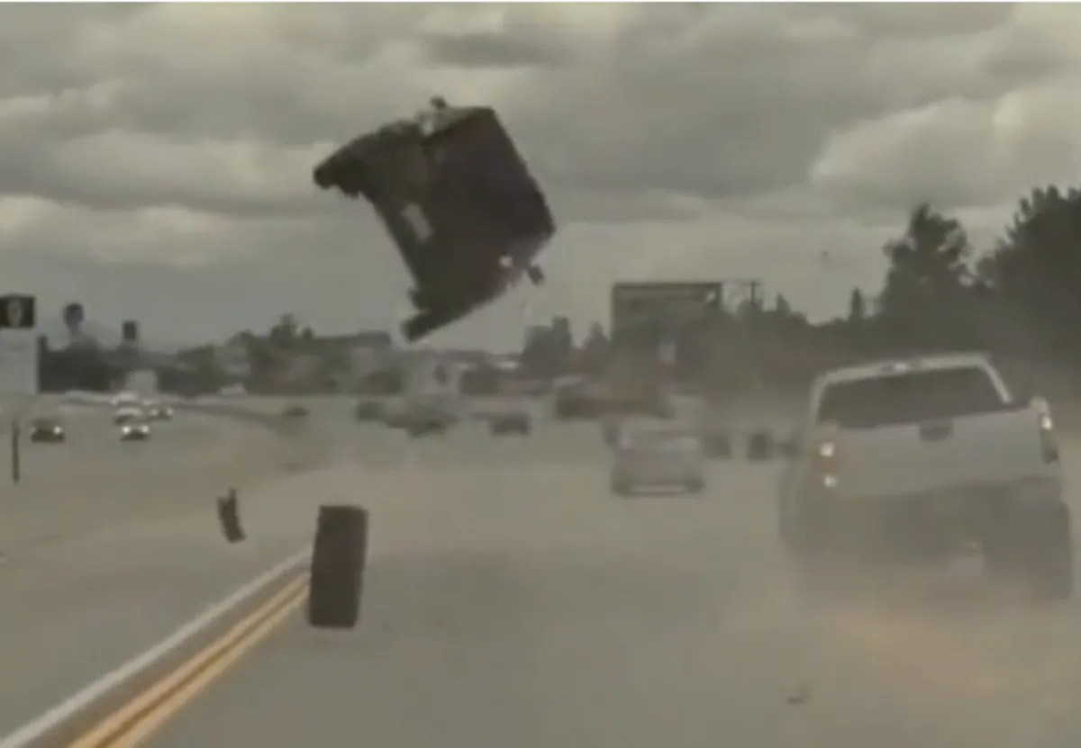 हवा में 10 फीट ऊंची उछली तेज़ रफ्तार कार, देखें वीडियो