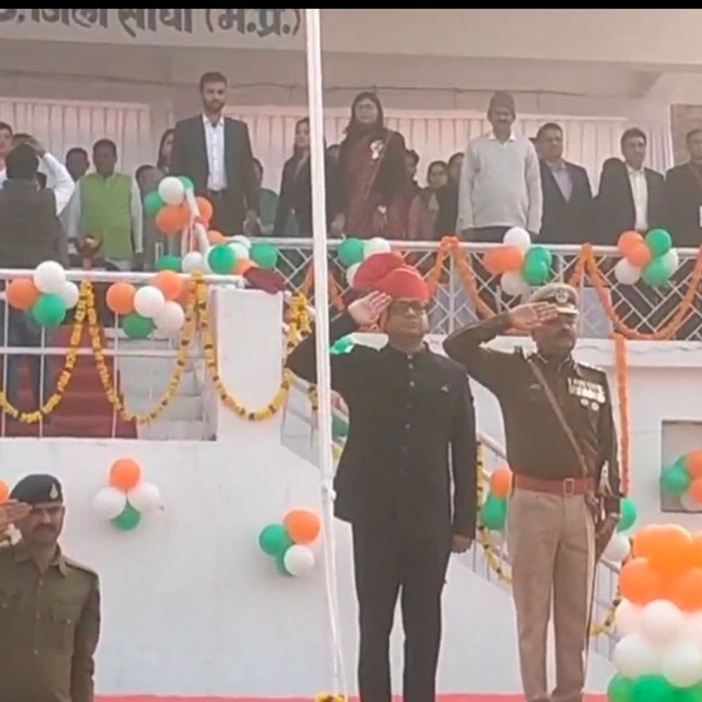 सीधी में कलेक्टर ने ध्वज फहराया:गणतंत्र दिवस पर छत्रसाल स्टेडियम में ली परेड की सलामी