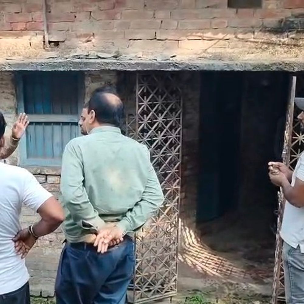 एक महीने से बंद घर में चोरी:कटिहार में चोरों ने तीन कमरों का ताला तोड़कर कैश-सामान चुराए, नेपाल गई थी महिला