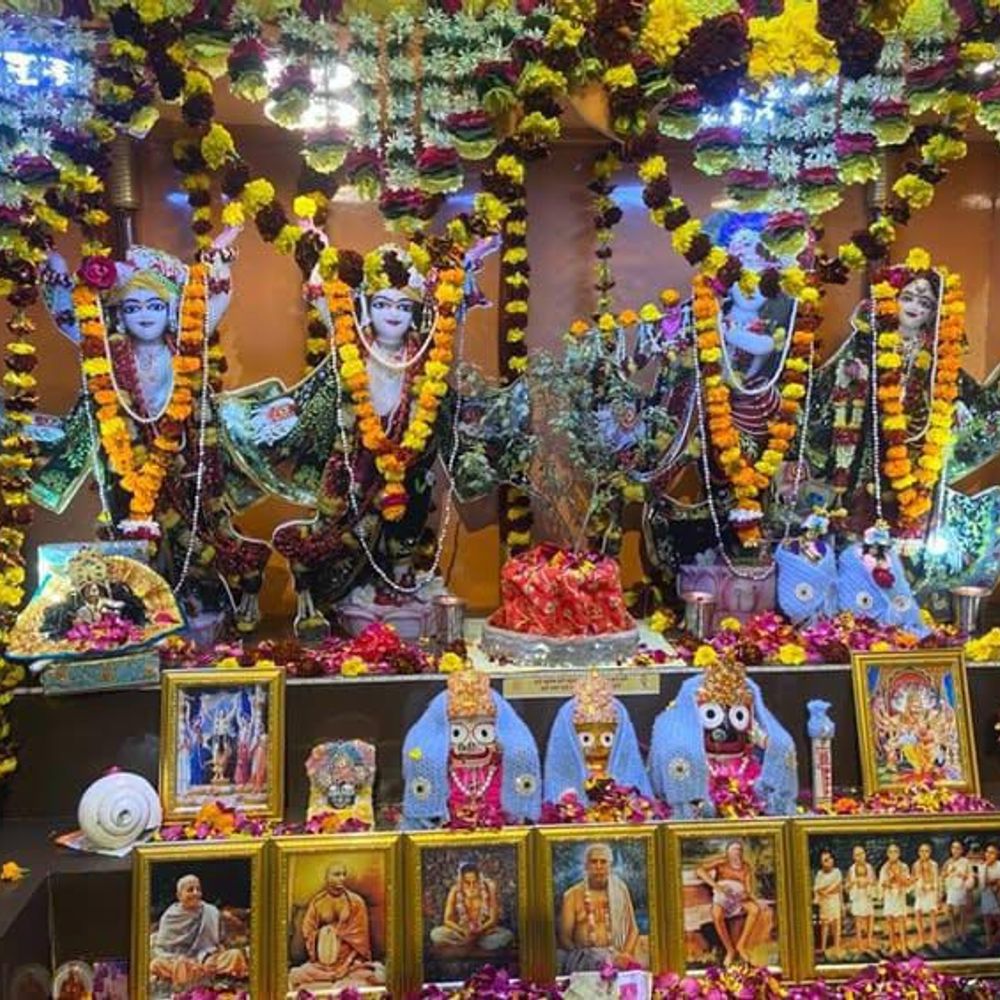 इस्कॉन लखीमपुर खीरी ने नववर्ष पर किए धार्मिक आयोजन:शहर में सांस्कृतिक कार्यक्रम, 101 किलो फूलों से अभिषेक