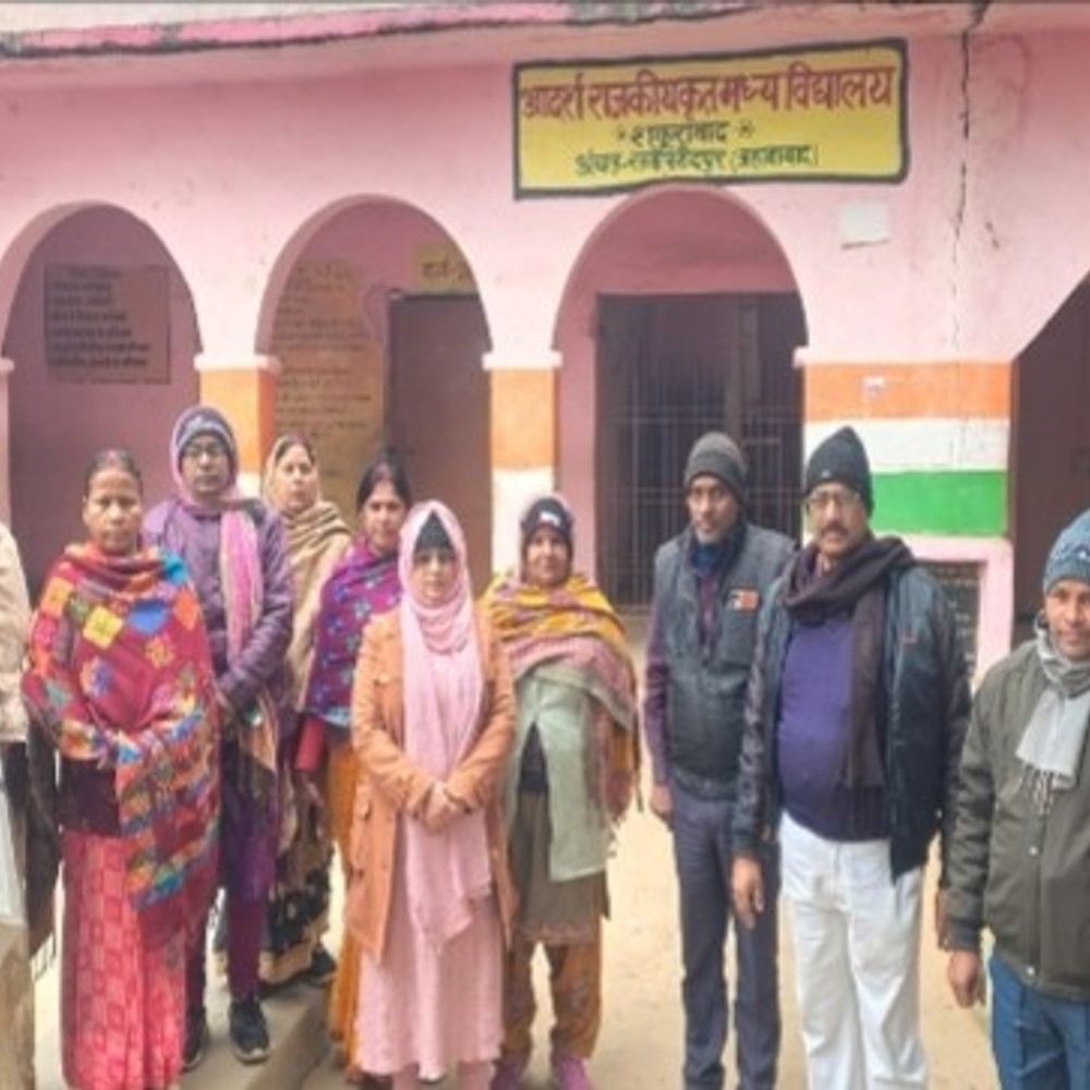 मखदुमपुर शकुराबाद में दिवंगत अध्यक्ष को श्रद्धांजलि:दो मिनट का मौन, शिक्षक समाज ने बताया अपूरणीय क्षति, स्कूल में जुटे शिक्षक