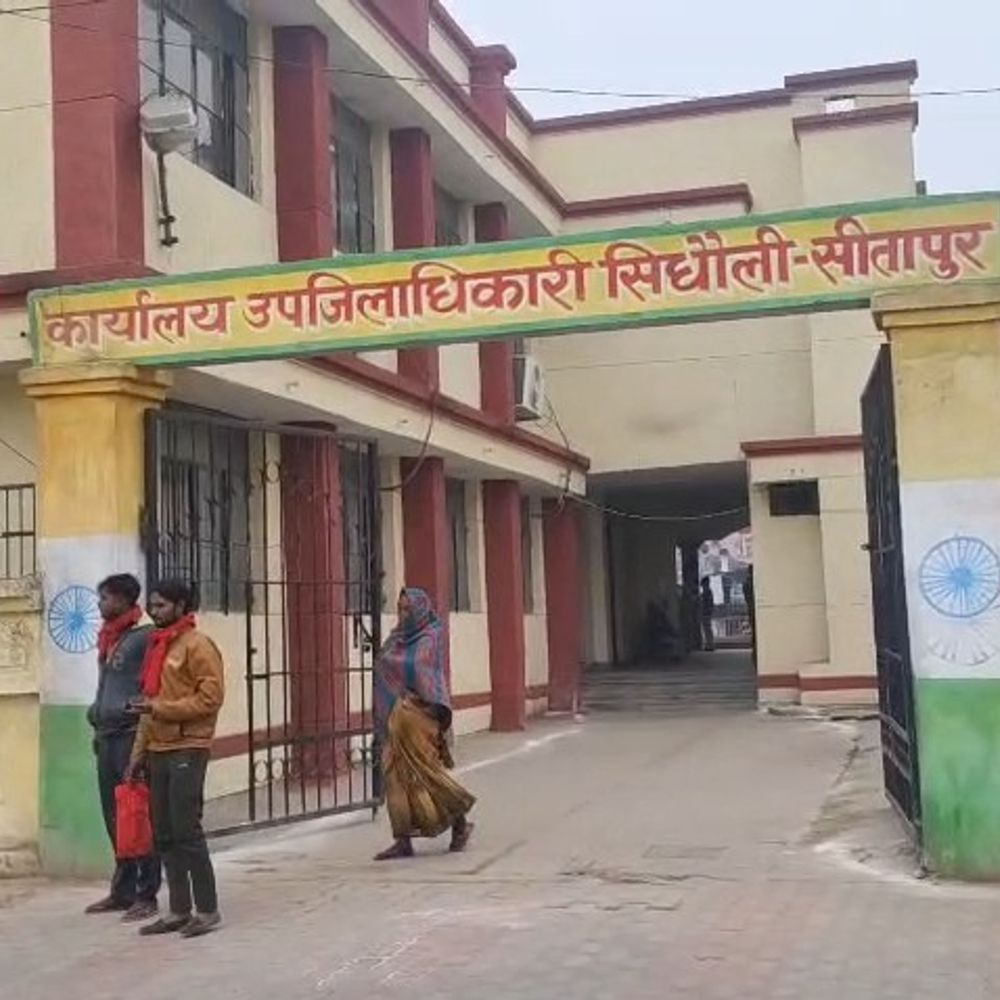 सीतापुर में एसडीएम ने दो लेखपालों को किया सस्पेंड:फर्जी निवास प्रमाण पत्र बनाने और चकमार्ग अतिक्रमण मामले में कार्रवाई