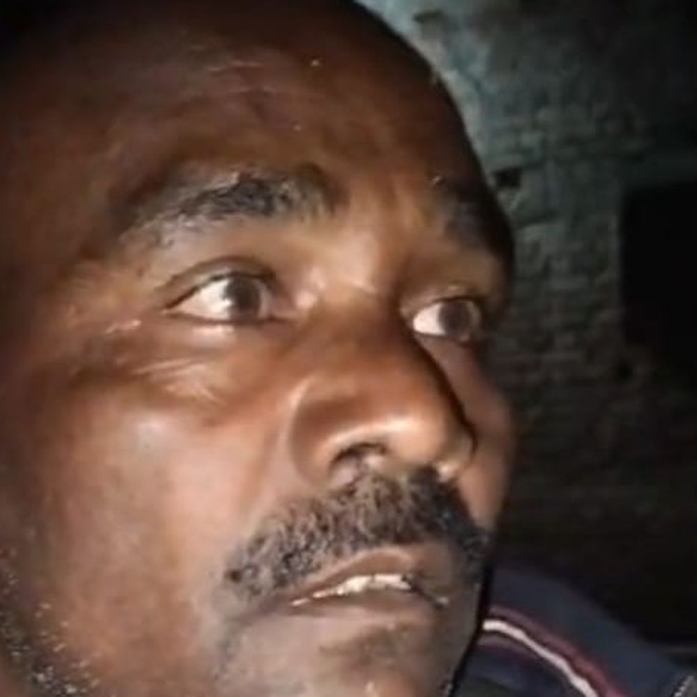 गिद्धौर में घर से चोरी कर भाग रहा चोर पकड़ा:मौके से दो साथी फरार, ग्रामीणों ने पुलिस को सौंपा