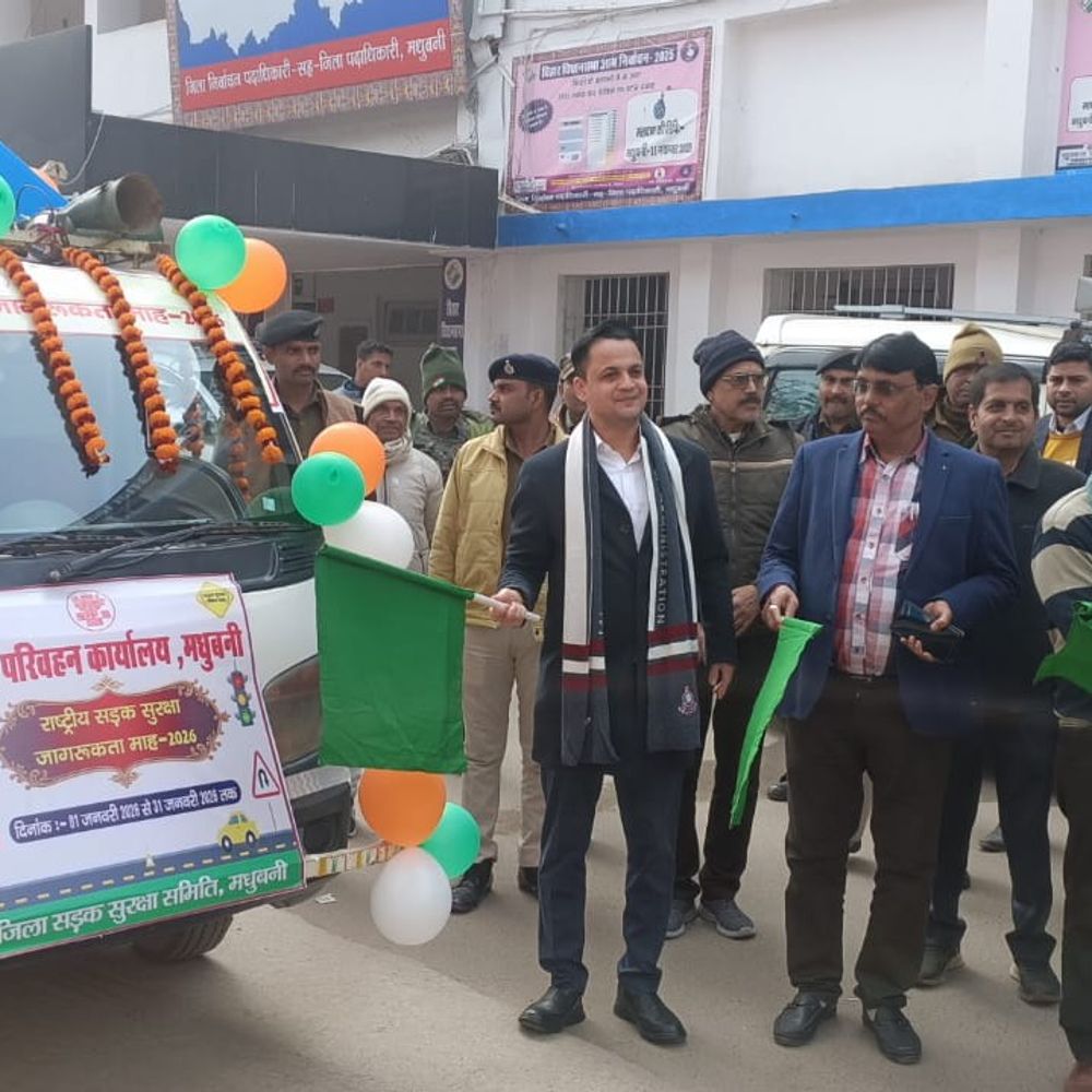 मधुबनी में सड़क सुरक्षा माह शुरू:जिलाधिकारी ने जागरूकता रथ को हरी झंडी दिखाई, कहा- हेलमेट पहन कर चलें