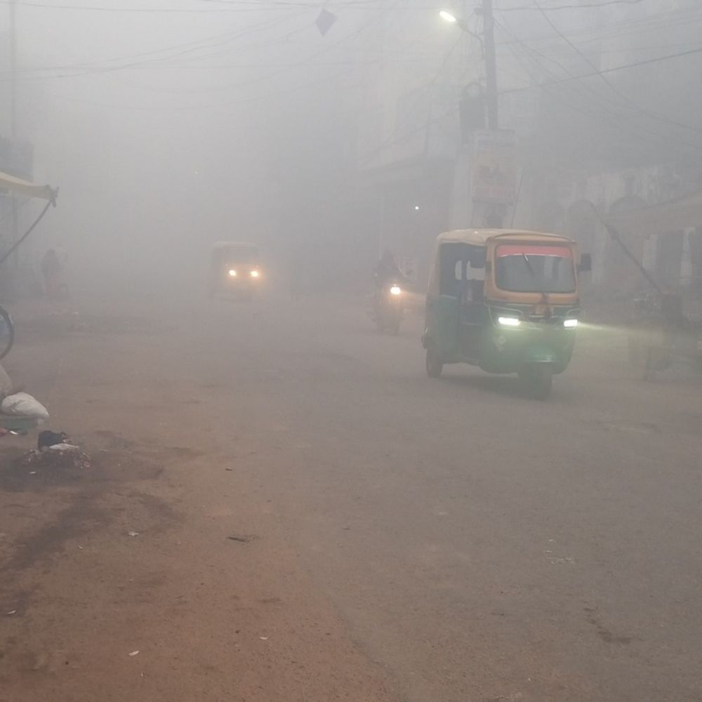 जौनपुर में कड़ाके की ठंड, न्यूनतम तापमान 7 डिग्री:जनजीवन प्रभावित, स्कूल बंद, लोग अलाव का ले रहे सहारा