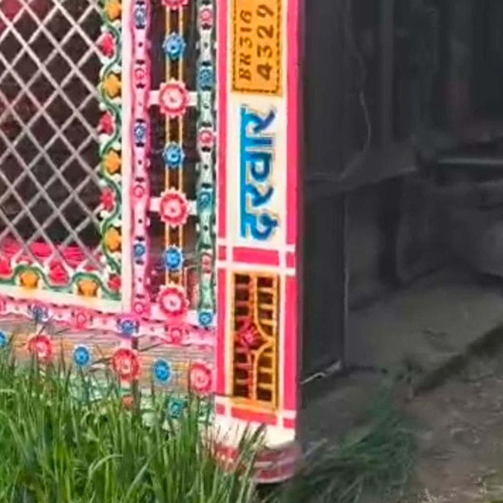 मनियारी में डीजे ट्रॉली पलटी, बड़ा हादसा टला:रतनौली पंचायत के पास महुआ मार्ग पर अनियंत्रित होकर पलटी