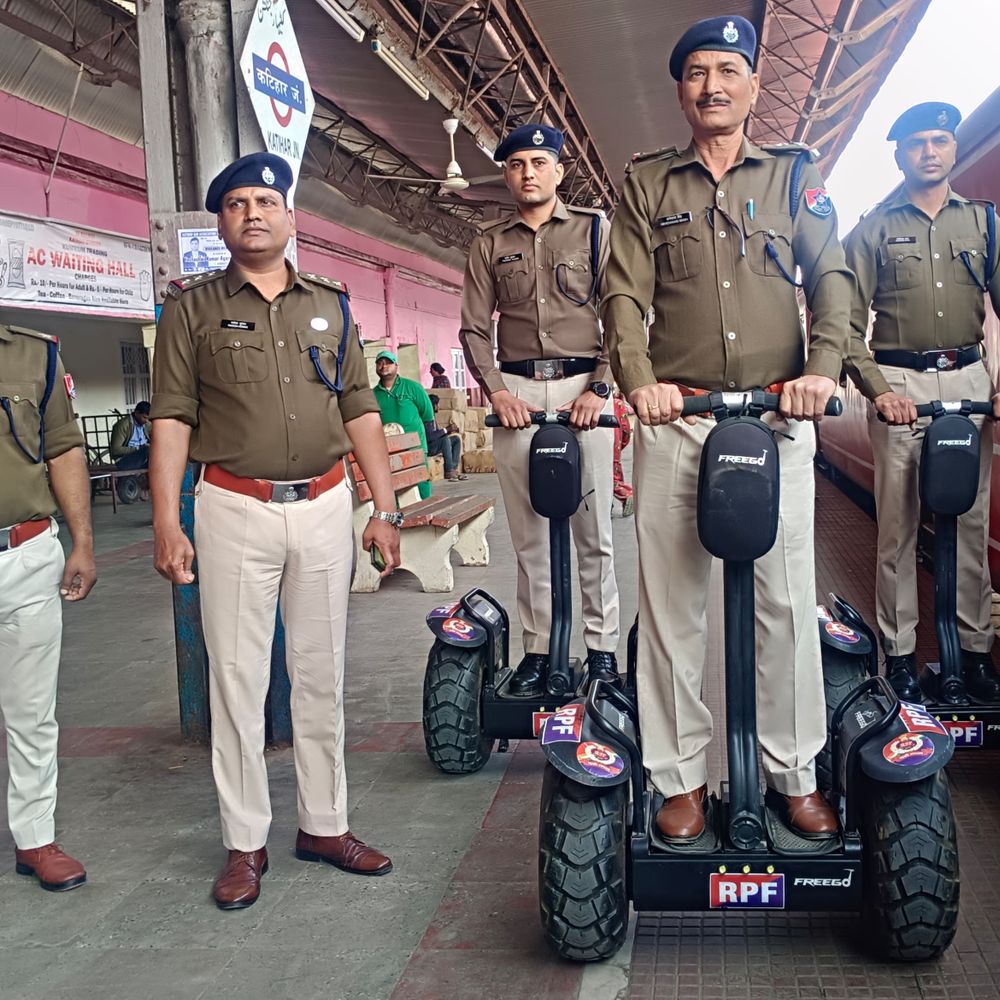 आरपीएफ कटिहार स्टेशन पर सेगवे स्कूटर से गश्त शुरू:यात्रियों को टिकट संबंधी नियमों और स्टेशन पर अनुशासन में रहने की जानकारी दी