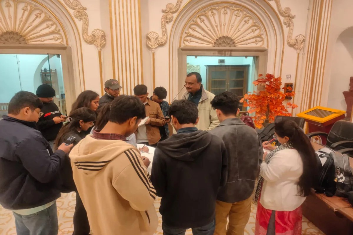 वास्तुकला छात्रों ने किया केंद्रीय पुस्तकालय का शैक्षणिक भ्रमण