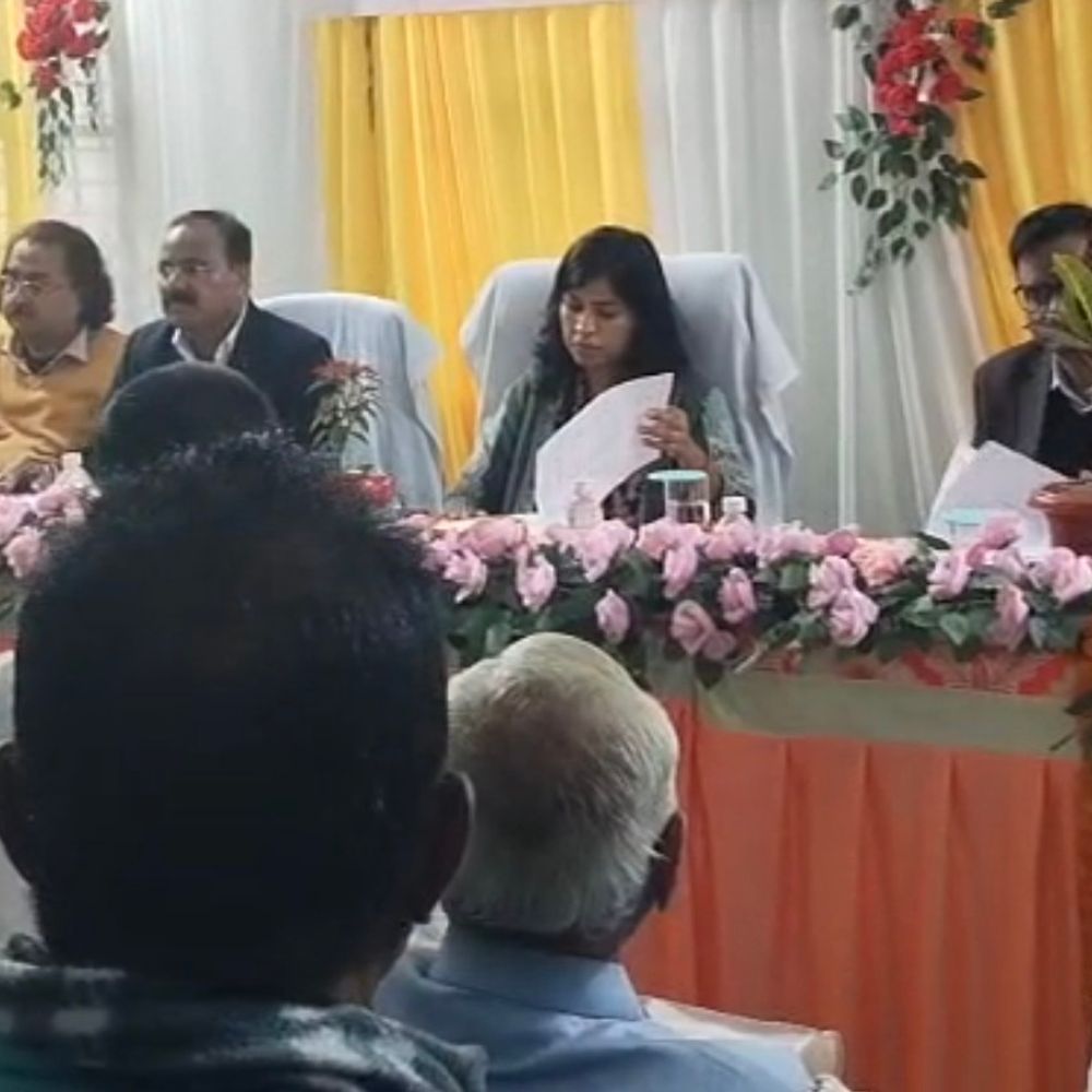 रोहतास के अकोढ़ीगोला में DM का जनता दरबार:जनप्रतिनिधियों संग विकास योजनाओं की समीक्षा, सुनीं जन समस्याएं