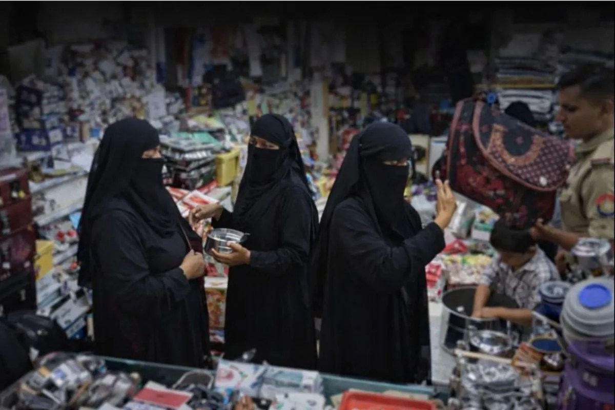 बुर्का गैंग का आतंक : दुकानदार को बातों में उलझाती, बच्चे से करवाती चोरी… ऐसे हुआ खुलासा